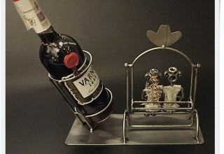 Metalowa figurka stojak na wino
