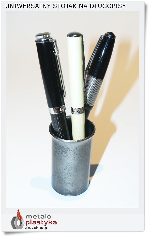 Metalowa figurka przybornik na długopisy