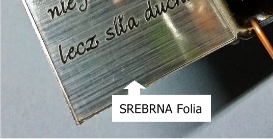 Grawer laserem na srebrnej folii